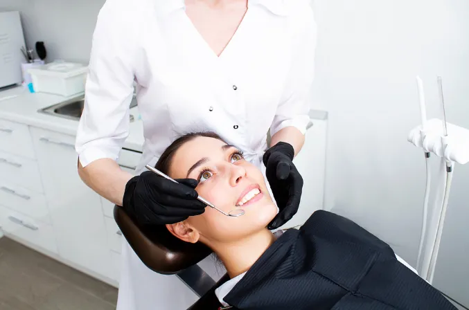 Periodontolog – czym zajmuje się lekarz tej specjalności?